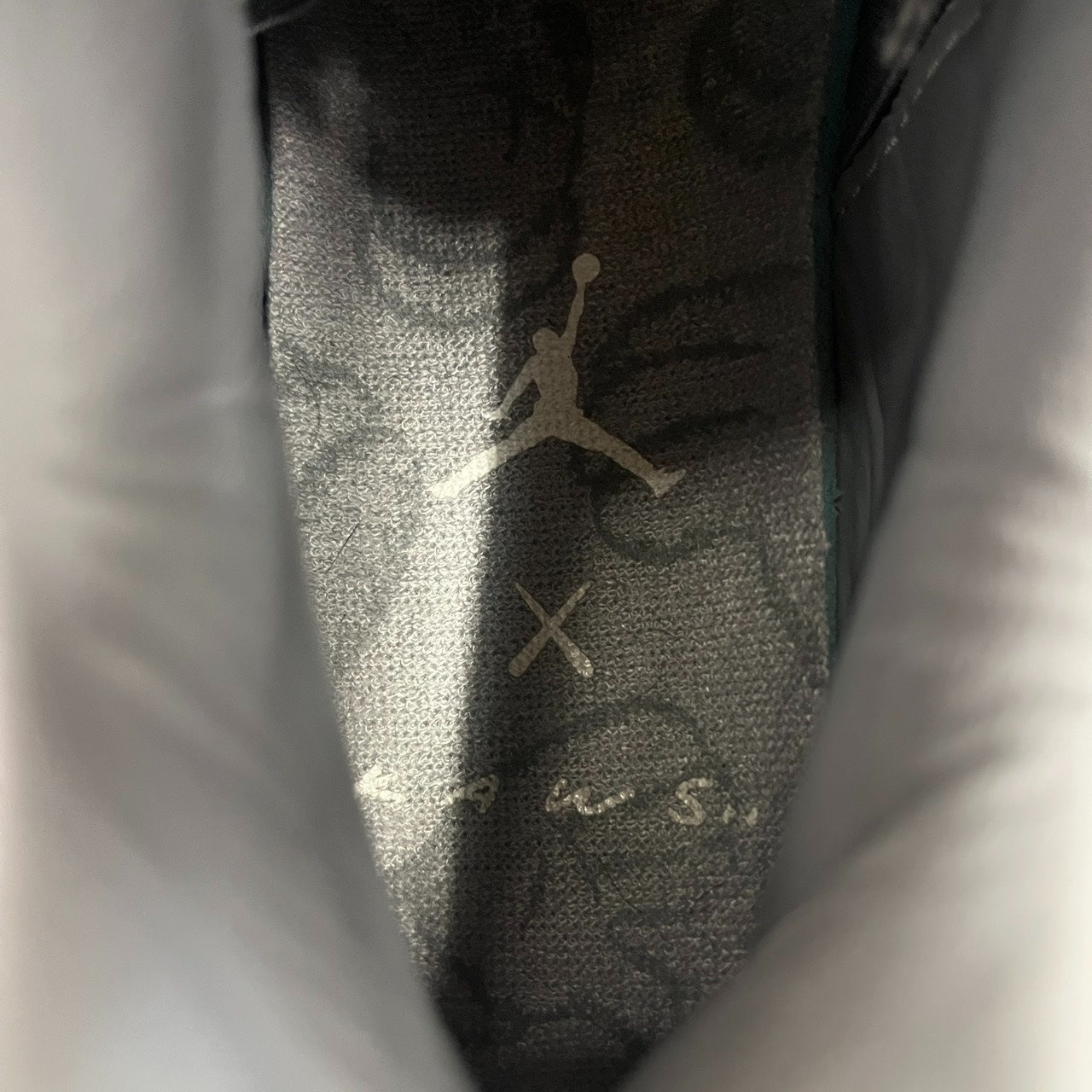 【US9.5】 AIR JORDAN 4 RETRO KAWS 930155-003 【USED】