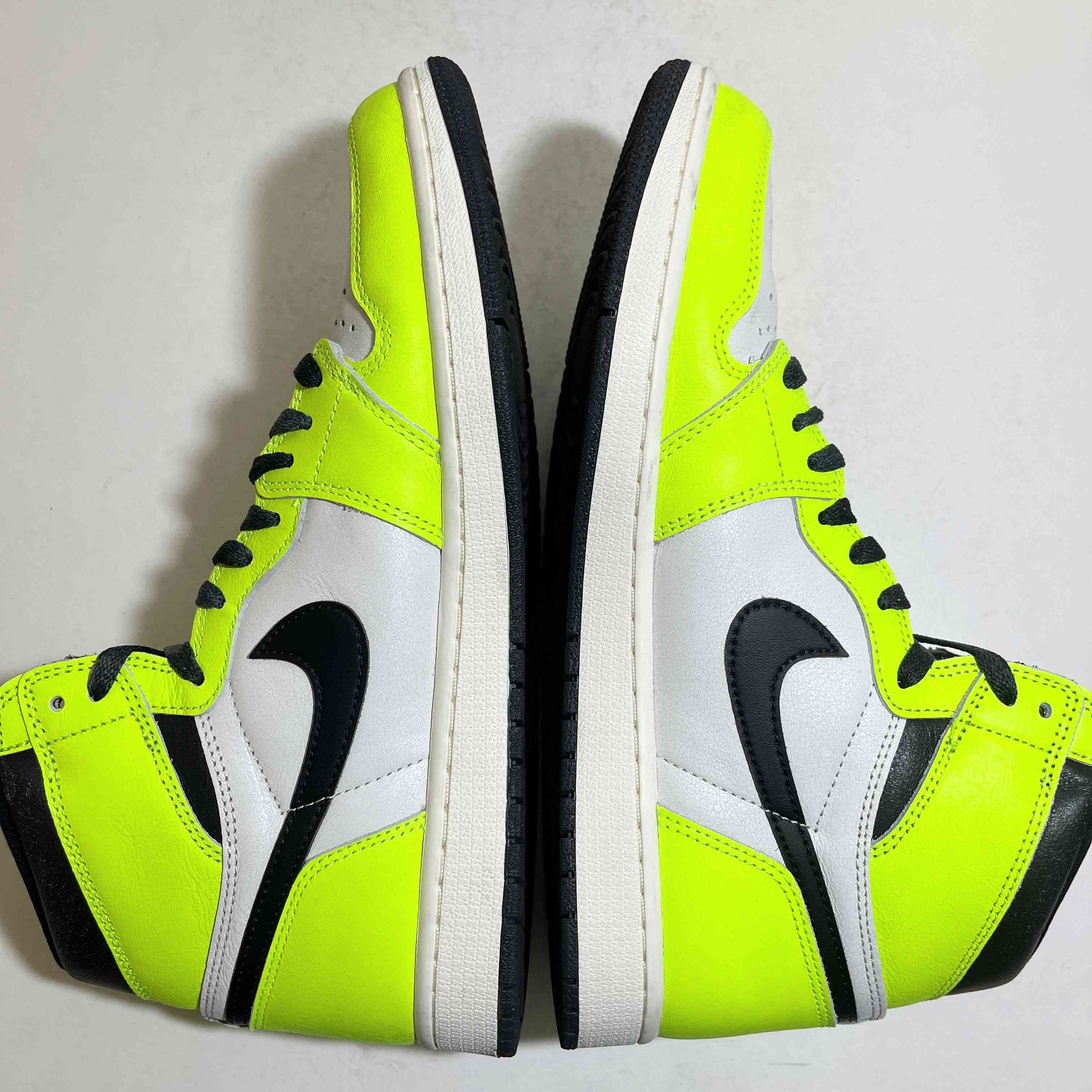 【US11】 AIR JORDAN 1 RETRO HIGH OG VOLT 555088-702 【USED】