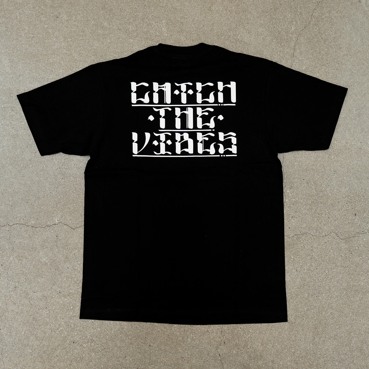 CATCH THE VIBES LOGO TEE Black M