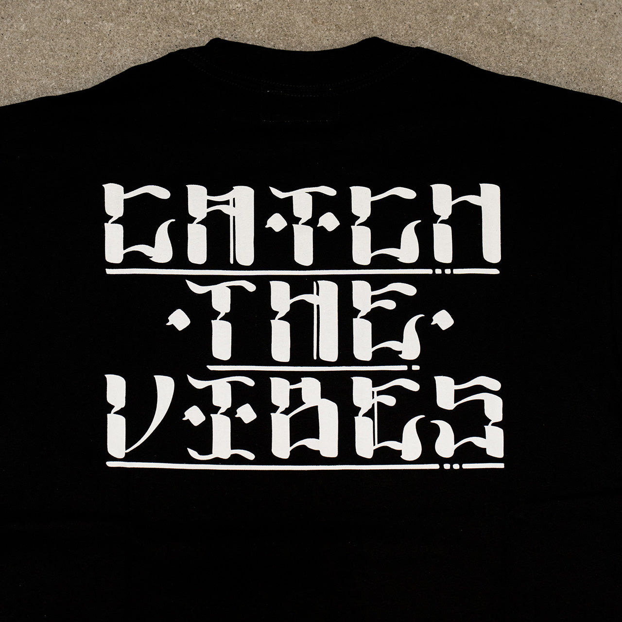 CATCH THE VIBES LOGO TEE Black L